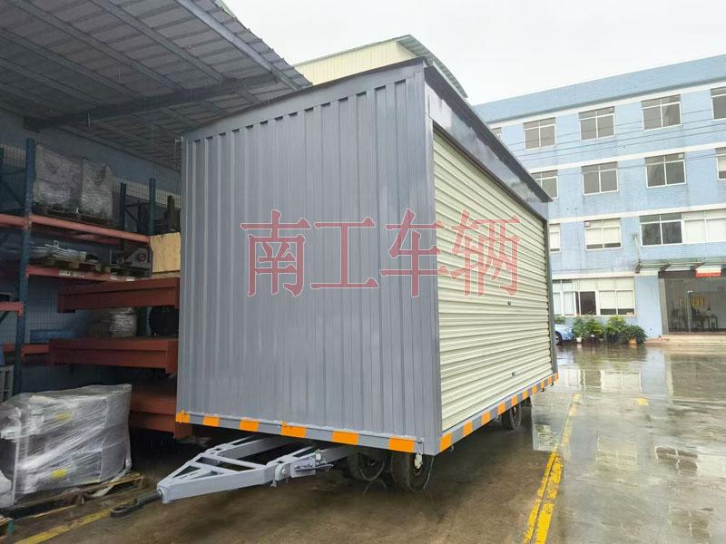 10吨箱式华球直播_华球（中国）两侧带卷帘门 牵引雨篷拖车